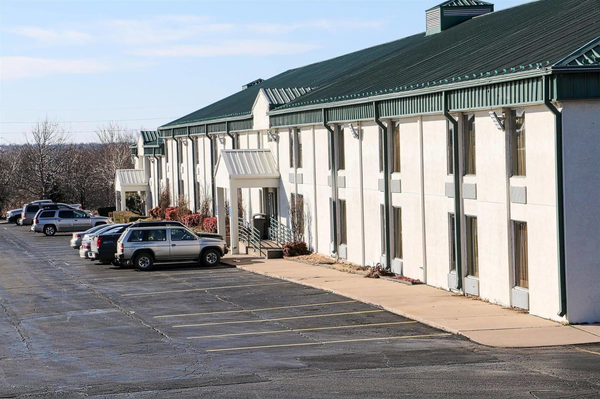 Sky Hotel At Tulsa Airport Exterior foto
